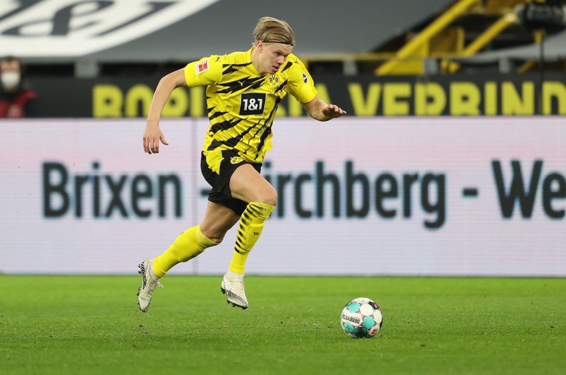 Norský útočník Erling Braut Haaland patří k nejžádanějším fotbalistům na světě. Loňskou sezonu strávil v německé Borussii Dortmund.