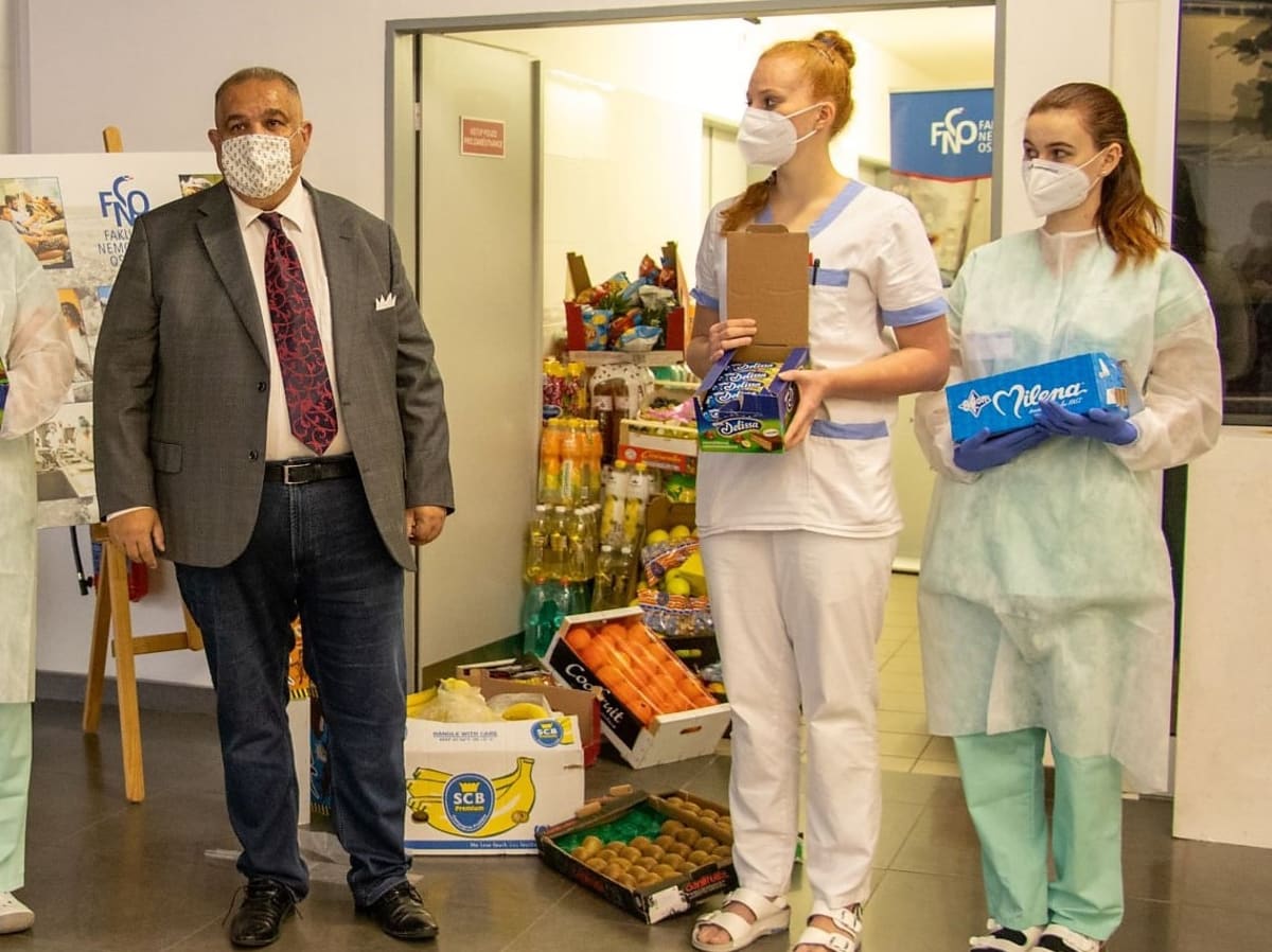 Olašský princ a předseda Unie olašských Romů Josef Stojka tento týden předal dar Fakultní nemocnici v Ostravě. Za záchranu příbuzného.