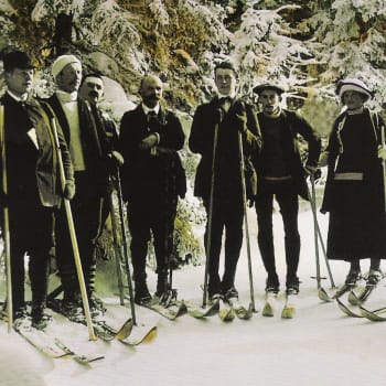 Společnost včetně legendárního Bohumila Hanče na lyžařském výletu.