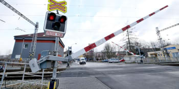 Srážka auta s vlakem na Frýdecko-Místecku. Řidič s dítětem utrpěli vážná zranění