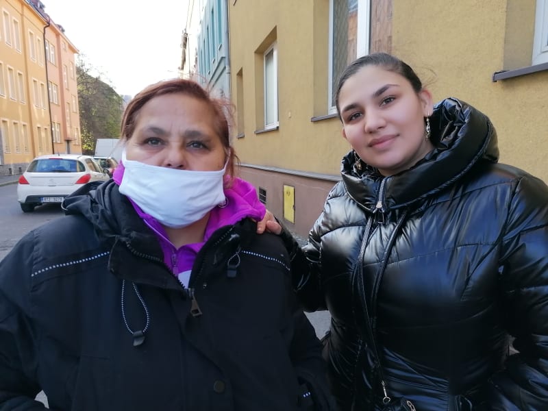 Helena a Stefanie Horvátovy z ghetta kolem Jílové ulice odmítají připustit existenci koronaviru.