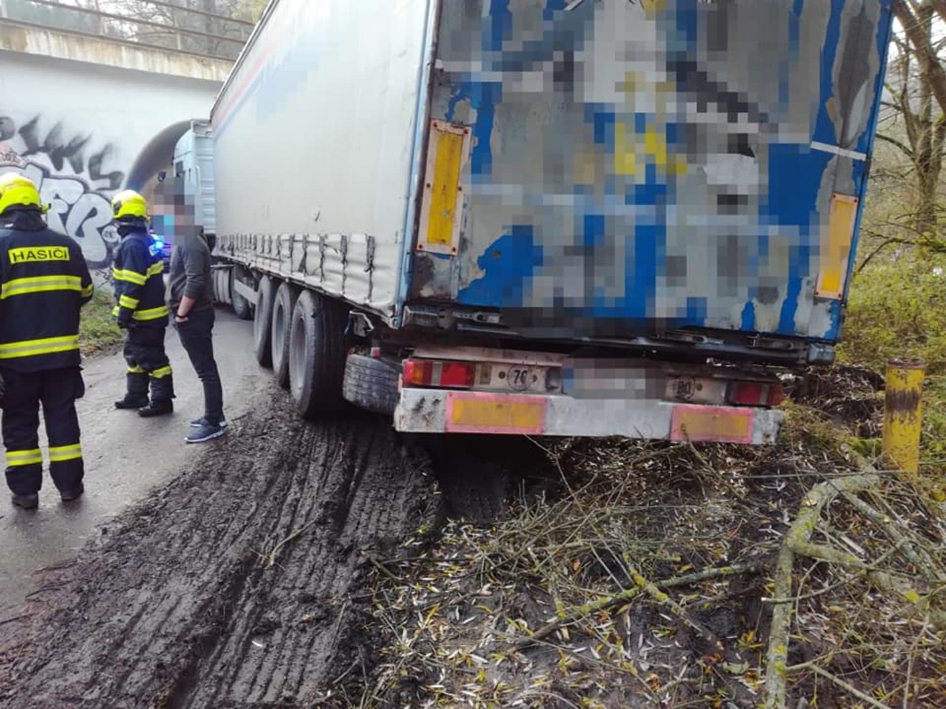 Takto dopadl kamion, který rumunský řidič navedl na cyklostezku.
