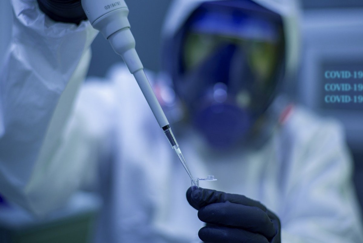 Laboratorní pracovník s vakcínou