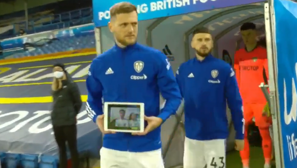 Elliot Metcalfe si užil příchod na trávník stadionu Leedsu United prostřednictvím tabletu. K jedinečnému zážitku mu dopomohl kapitán Liam Cooper držící přístroj.