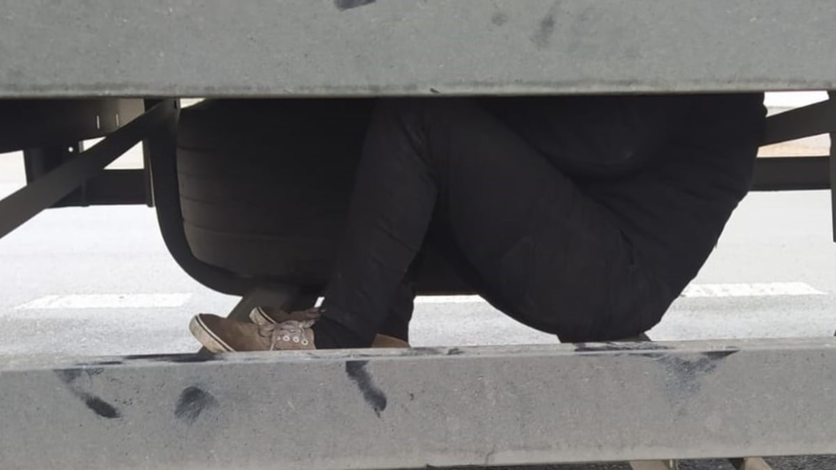 Migrant ukrytý v podvozku (ilustrační foto)