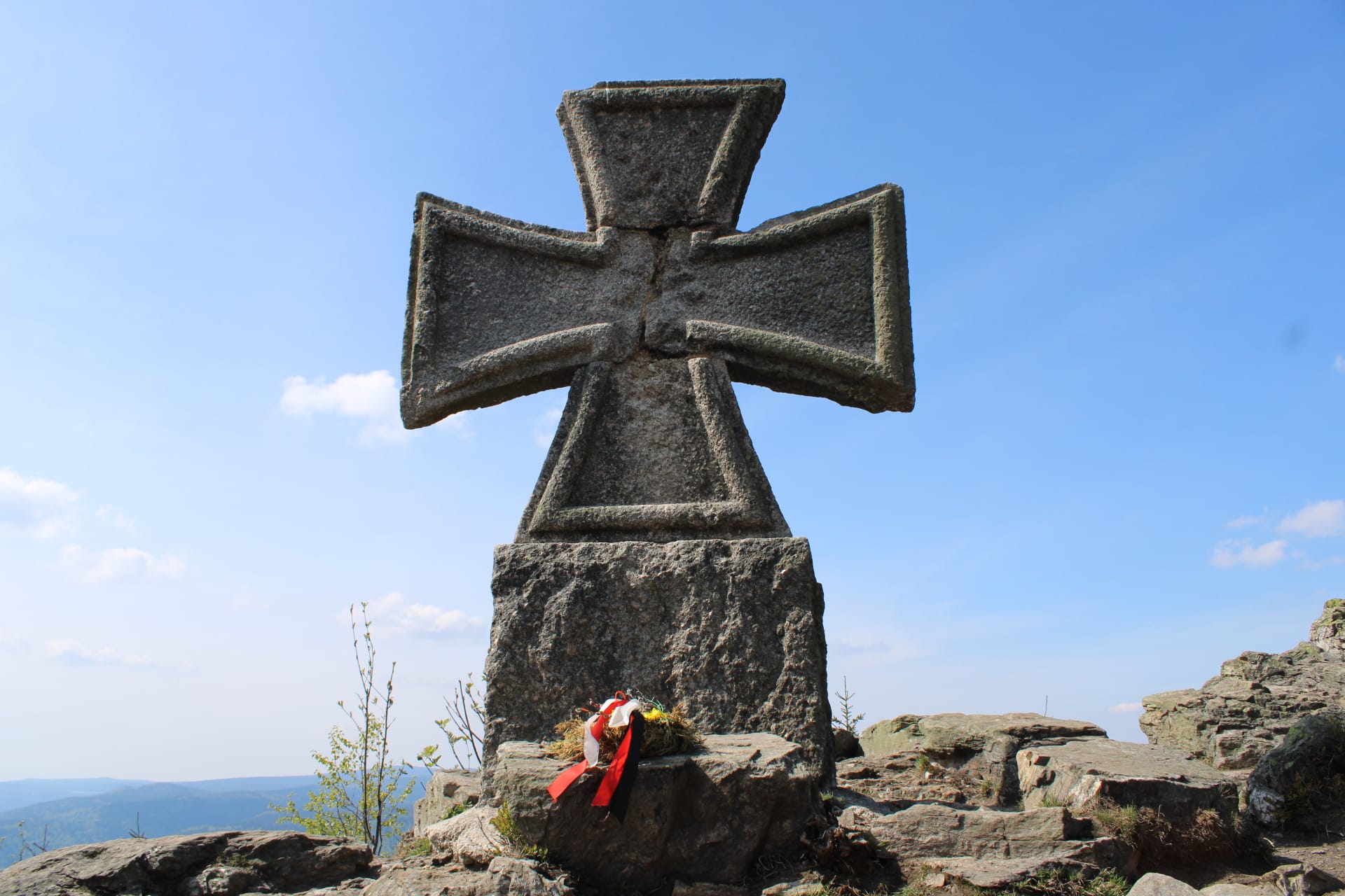 Nacistický pomník ve tvaru vyznamenání Železného kříže na Štěpánce