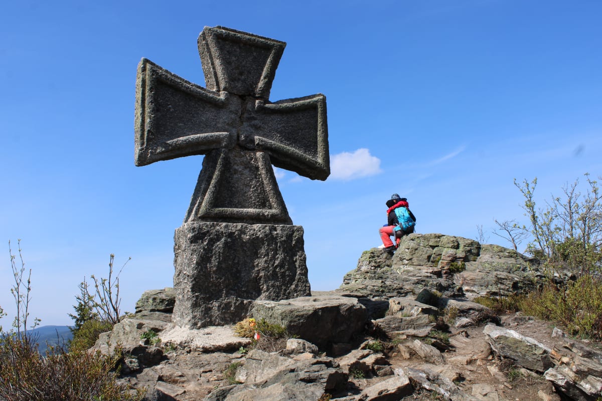 Nacistický pomník ve tvaru vyznamenání Železného kříže na Štěpánce na pomezí Krkonoš a Jizerských hor. Hákový kříž ve středu kříže je odsekán.