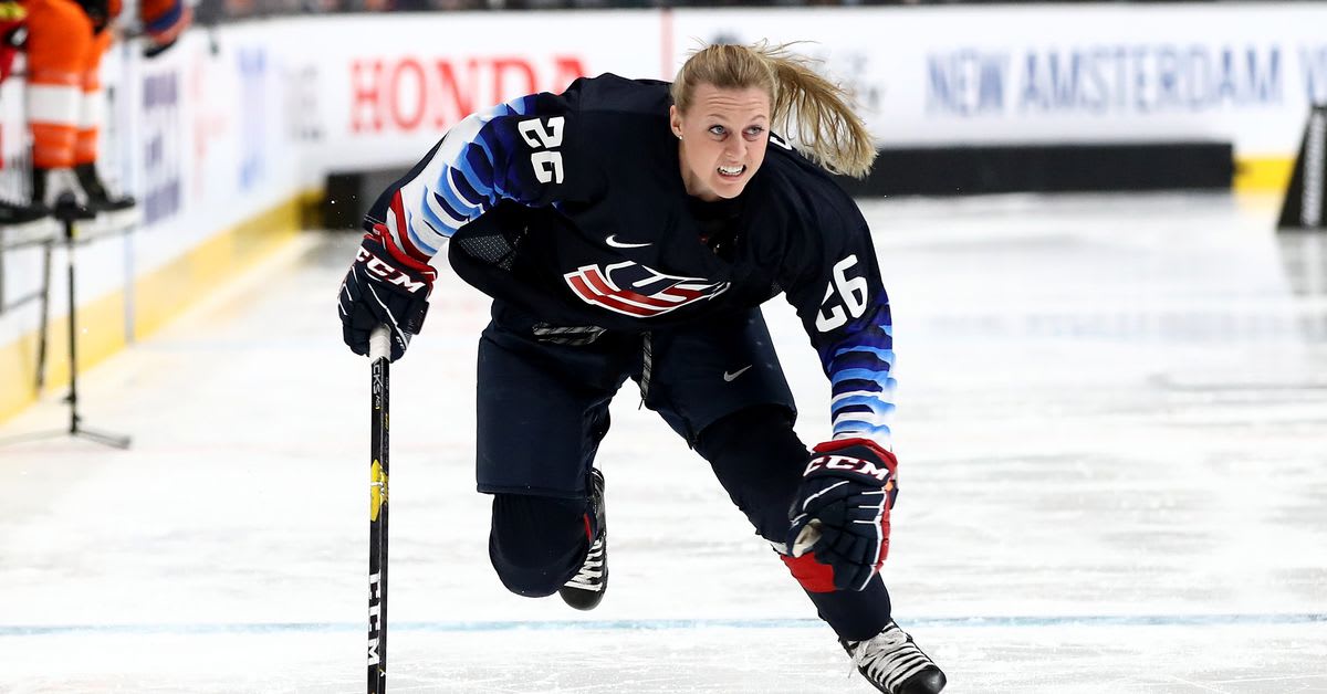Kapitánka americké hokejové reprezentace Kendall Coyneová Schofieldová získala trenérské angažmá v klubu NHL Chicago Blackhawks. 