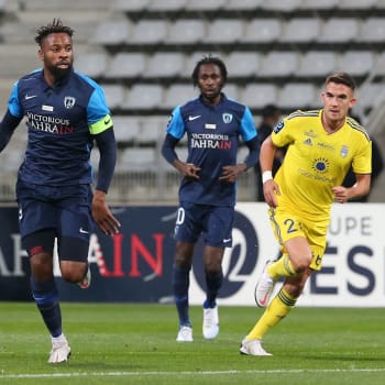 Paříž FC si po letním vstupu Bahrajnského království do klubu vede v druhé lize náramně a útočí na postup do Ligue 1. Na fotografii je u míče Ousmane Kanté.