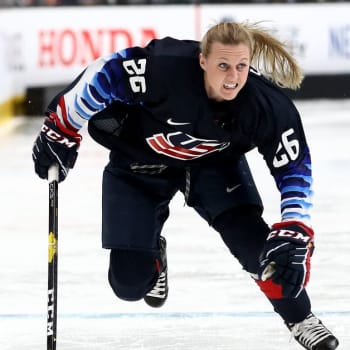 Kapitánka americké hokejové reprezentace Kendall Coyneová Schofieldová získala trenérské angažmá v klubu NHL Chicago Blackhawks
