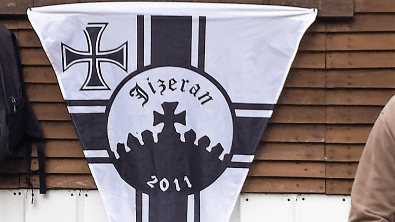 Vlajka spolku Jizeran, který nacistický kříž na Štěpánce obnovil. Vlajka vychází ze symboliky Německého císařství i třetí říše.