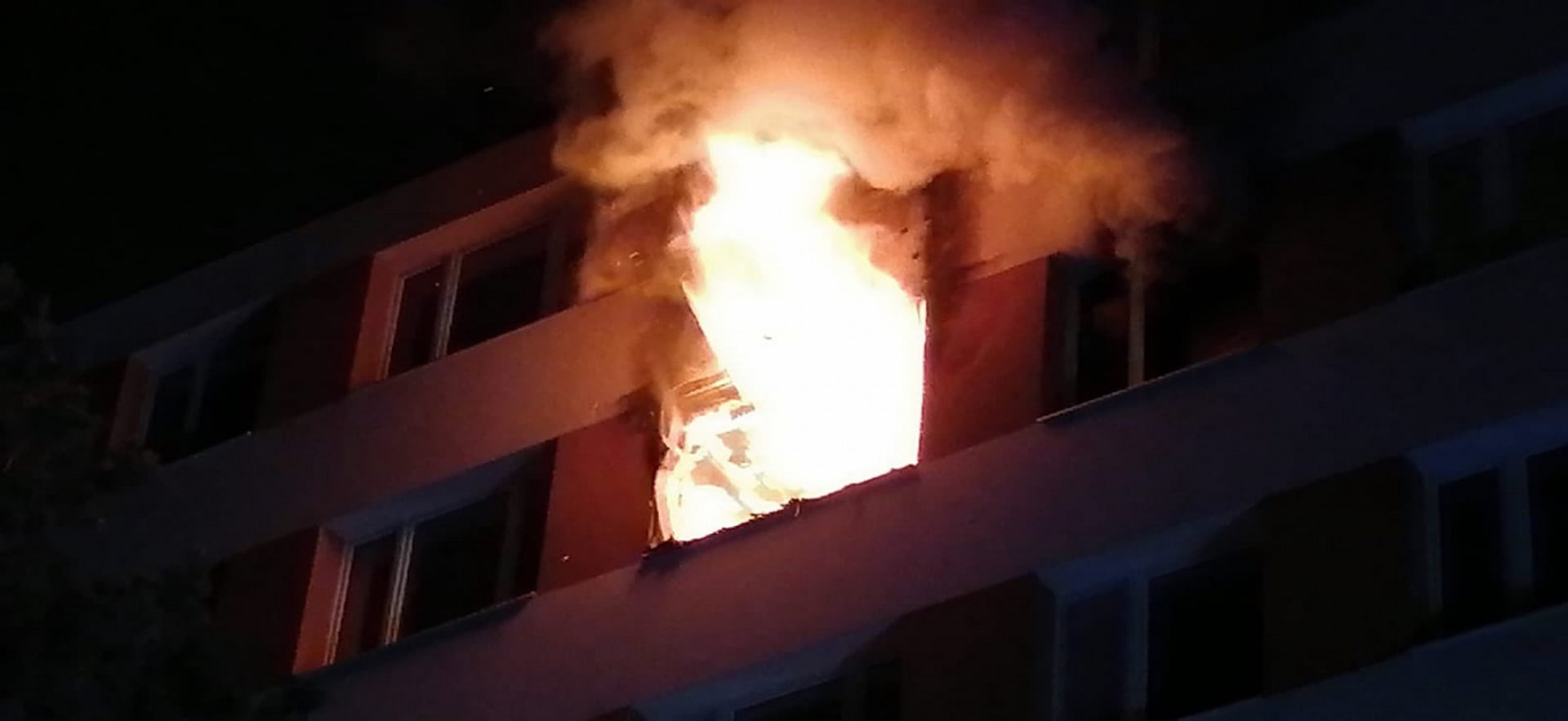 Při požáru v pražské Krči zemřel člověk.