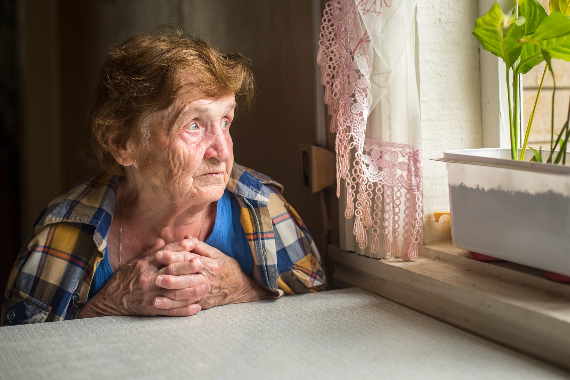 Seniorka z Ostravy vyklepala z okna povlečení i se 100 tisíci korunami (ilustrační foto)