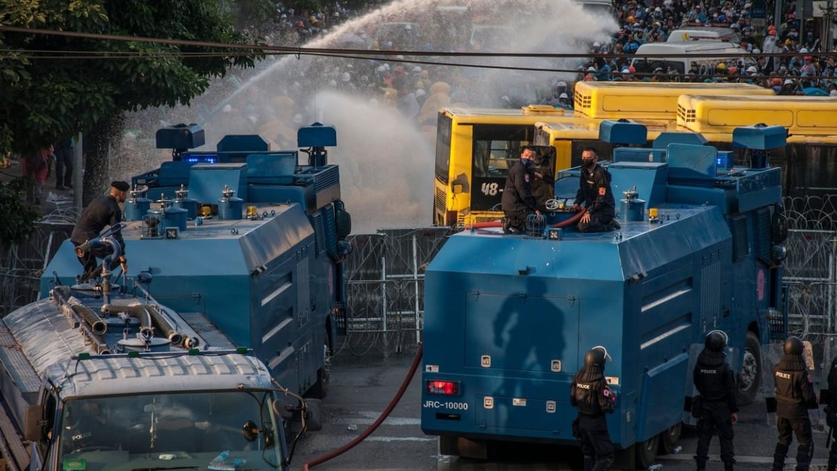Policie v Thajsku potlačuje prodemokratické protesty.