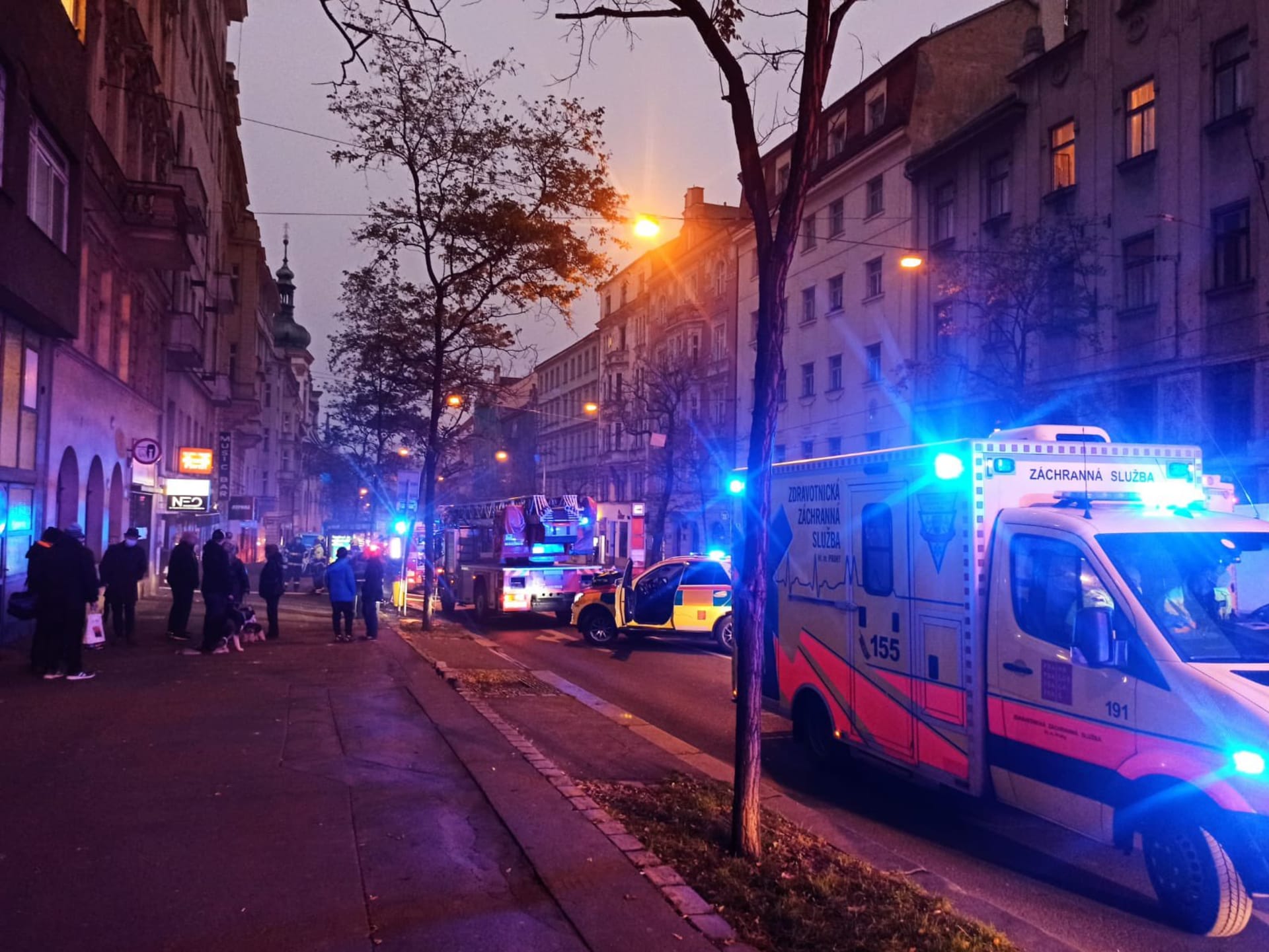 Jeden člověk se v Praze popálil, když mu doma vzplanul vánoční stromek. (Ilustrační foto)
