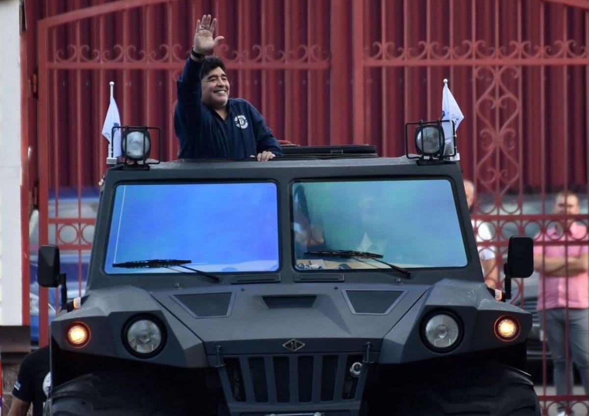 Z Maradonova angažmá v Bělorusku musel být nadšen i známý sportovní příznivec Alexand Lukašenko. Zde argentiský idol kyne davům z kabiny vozu Hunta Overcomer.