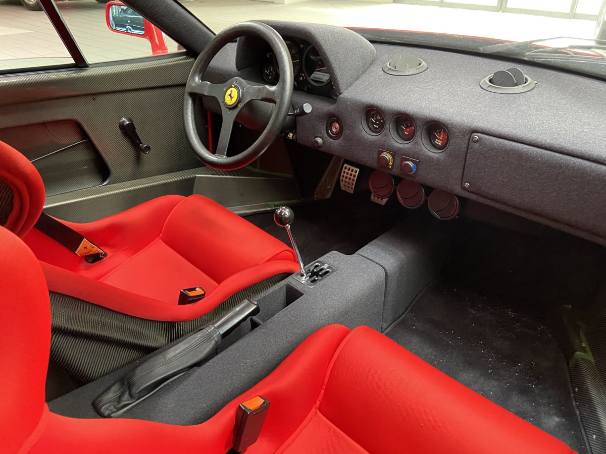 Spartánský interiér brutálního Ferrari F40 si Maradonu moc nezískal.