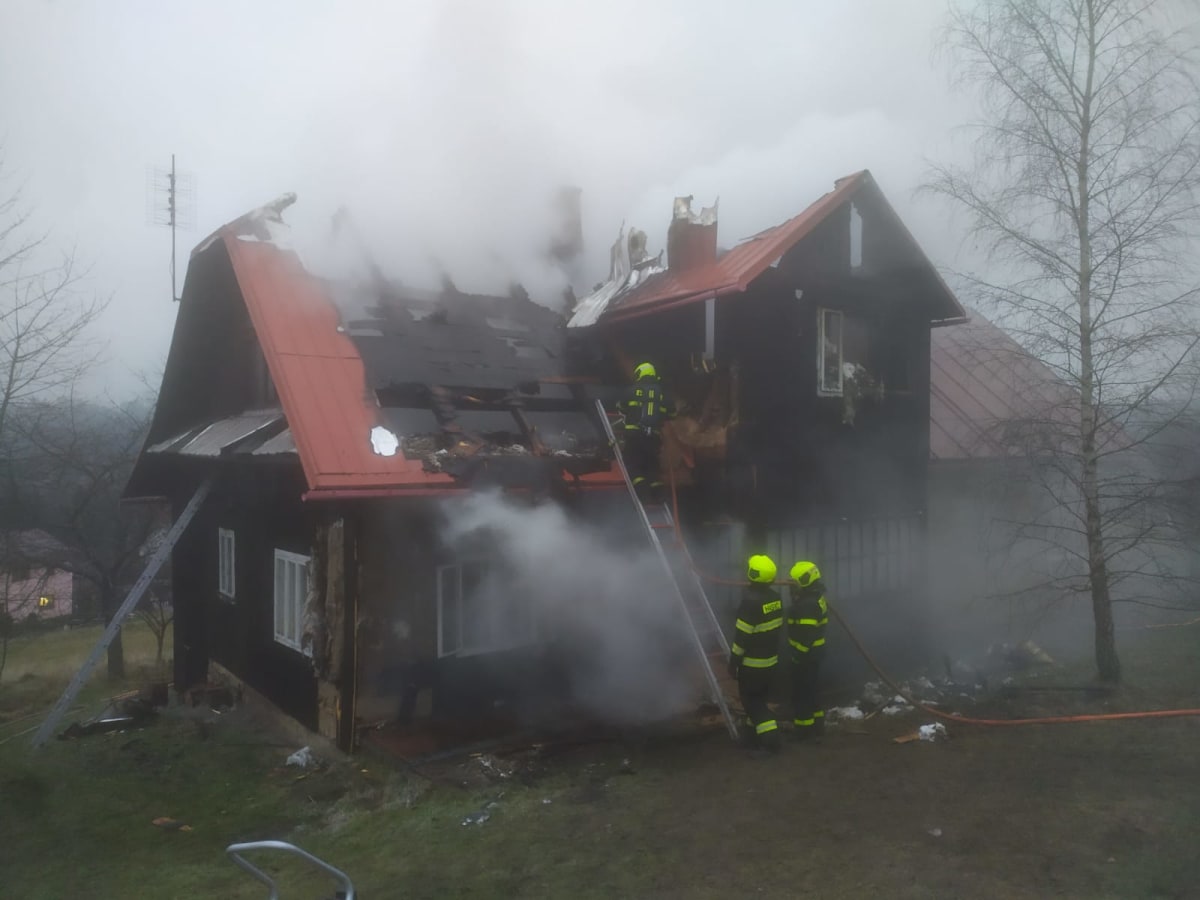 Ke dvěma požárům rekreačních objektů na Jablunkovsku (okres Frýdek-Místek) vyjely během sedmi hodin jednotky profesionálních (HZS MSK) a dobrovolných hasičů. (foto: HZS MSK) 