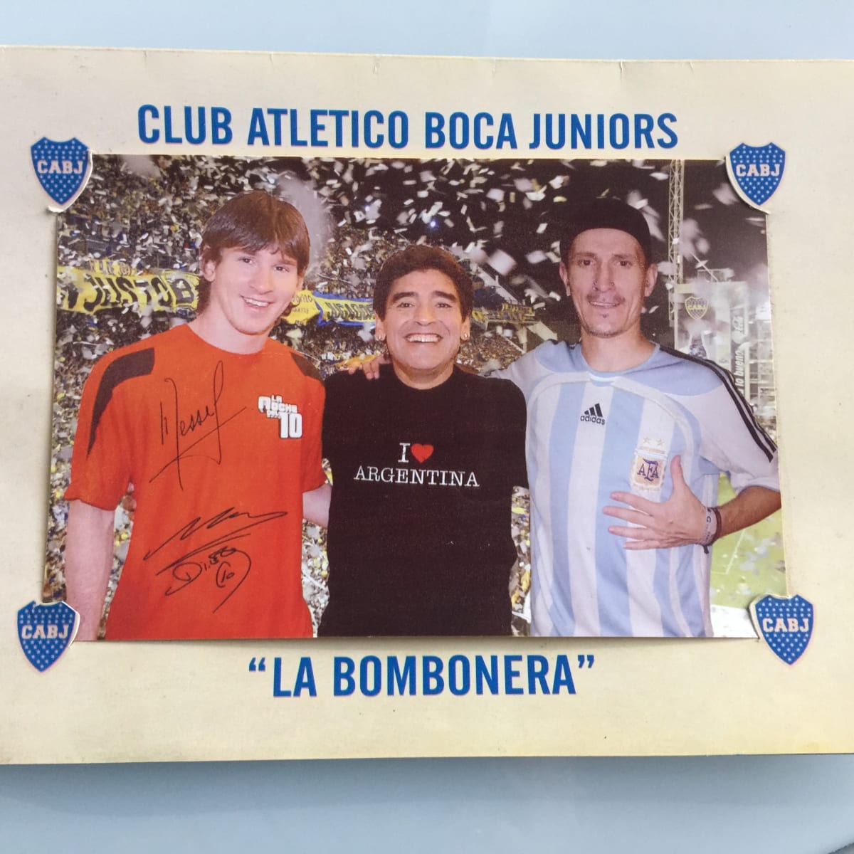 Tenhle obrázek s předfocenými Diego Maradonou a Lionelem Messim si Miloslav Urbanec (vpravo) přivezl z Argentiny.