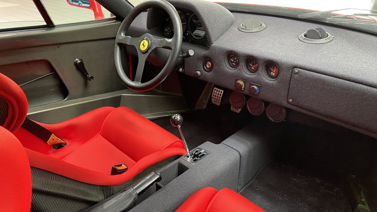 Spartánský interiér brutálního Ferrari F40 si Maradonu moc nezískal.