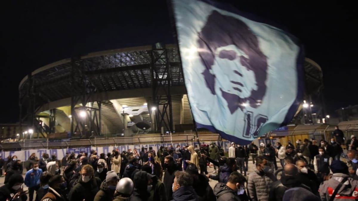 Fanoušci Neapole byli zprávou o úmrtí Diega Maradony šokováni. Rychle se sešli u stadionu, který brzy ponese jméno fotbalové legendy.