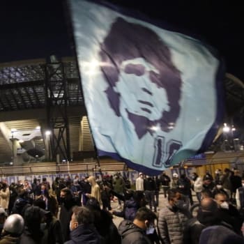 Fanoušci Neapole byli zprávou u úmrtí Diega Maradony šokováni. Rychle se sešli u stadionu, který ponese jméno fotbalové legendy.