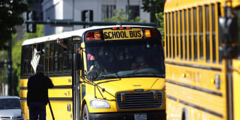 CNN: Tragédie v první školní den. V Ohiu se převrátil autobus s 52 žáky, jeden z nich zemřel