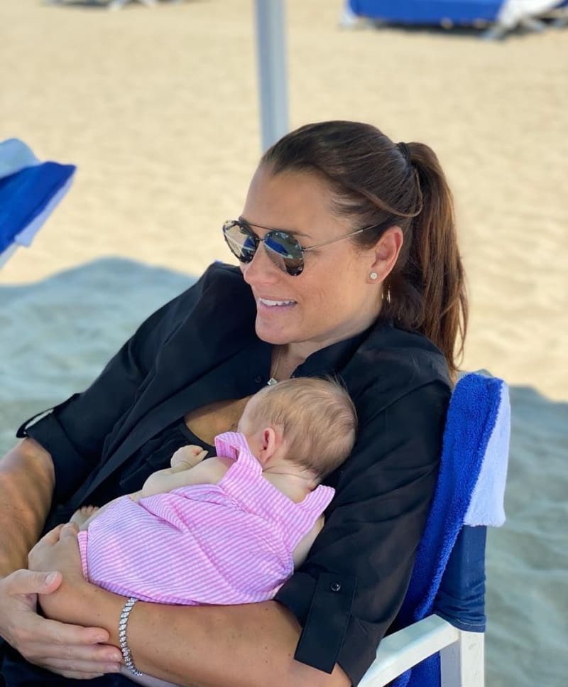 Alena Šeredová s dcerou Vivienne Charlotte Nasi na pláži v Itálii 