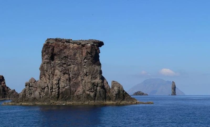 Scenérie Liparských ostrovů s útvarem La Canna 