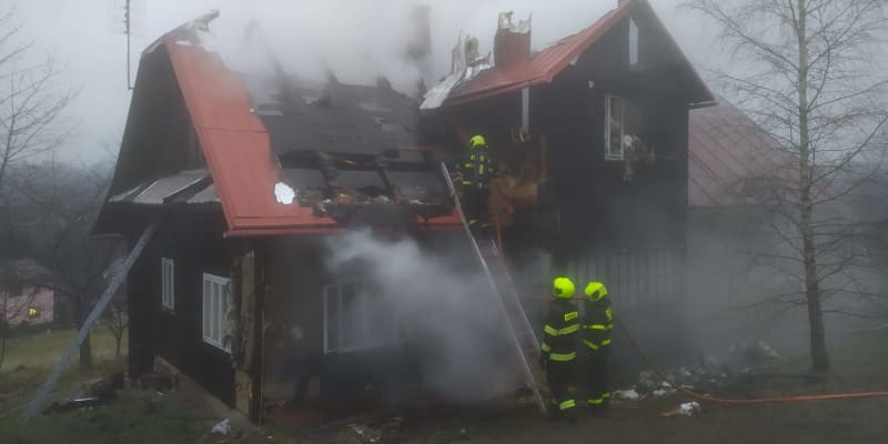 Ke dvěma požárům rekreačních objektů na Jablunkovsku (okres Frýdek-Místek) vyjely během sedmi hodin jednotky profesionálních (HZS MSK) a dobrovolných hasičů. (foto: HZS MSK) 