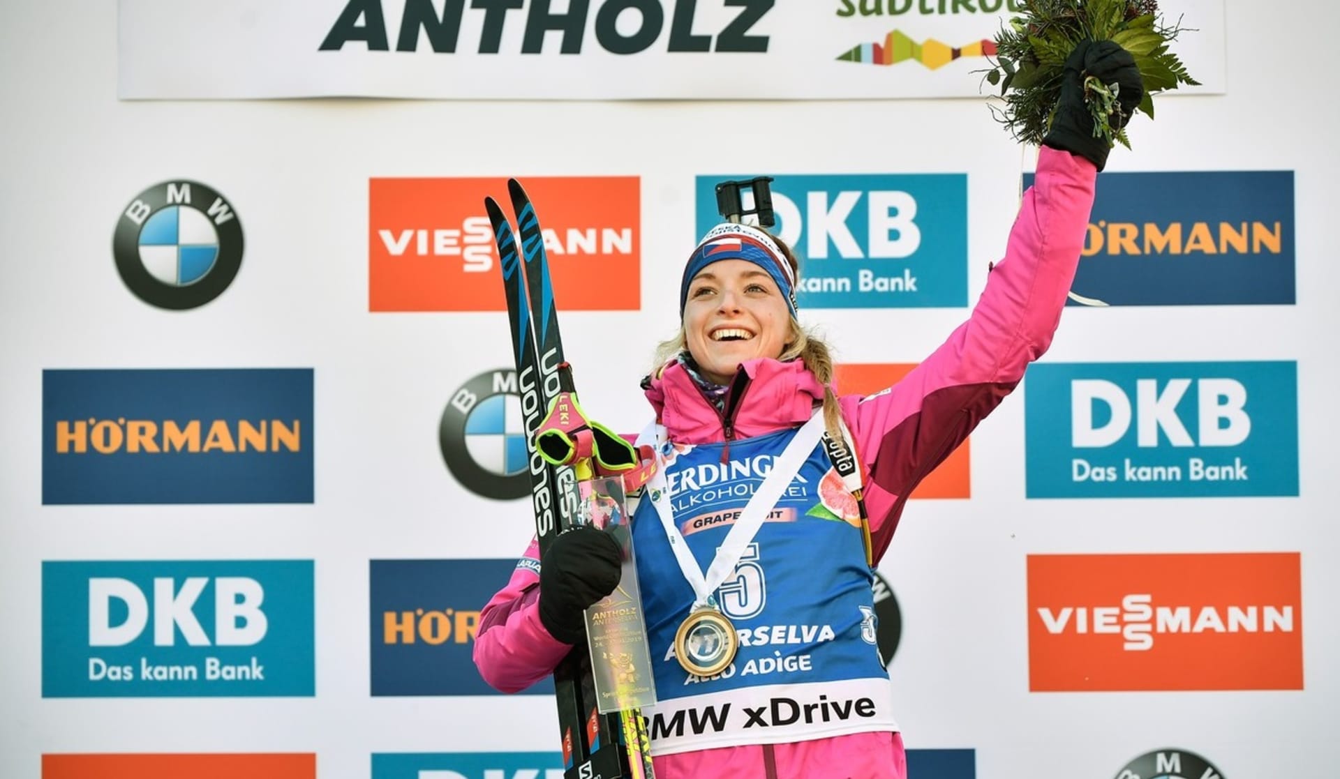 Markéta Davidová po svém premiérovém triumfu ve světovém poháru. V Anterselvě vyhrála na začátku roku 2019. 
