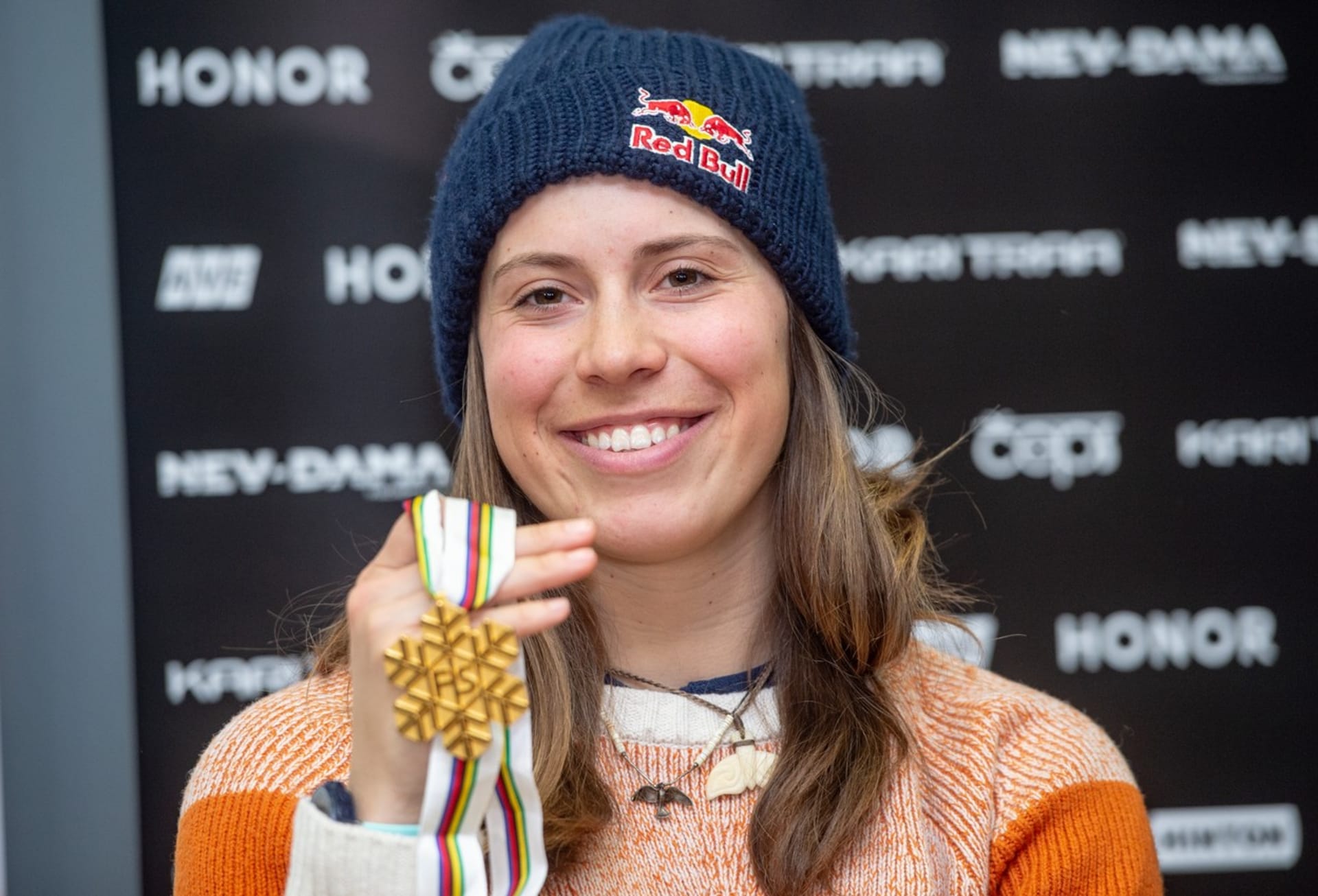 Snowboardistka Eva Samková na mistrovství světa vybojovala zlatou medaili (rok 2019).