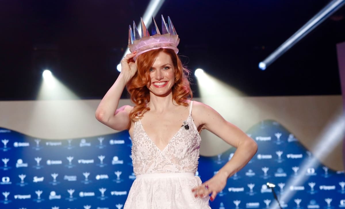 Gabriela Koukalová s korunou pro vítězku ankety Sportovec roku za rok 2017