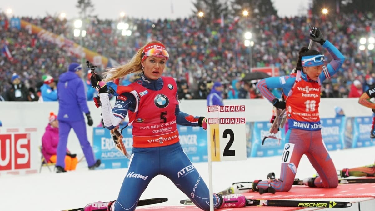 Nejúspěšnější česká biatlonistka Gabriela Koukalová na střelnici v areálu v Novém Městě na Moravě. V roce 2016 zde vybojovala slavný triumf.