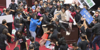 Rozruch v tchajwanském parlamentu: Poslanci hodili kyblík s vnitřnostmi na premiéra