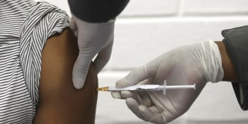 Všichni Britové nad 50 let by mohli být očkovaní proti covidu do jara 2021, tvrdí experti