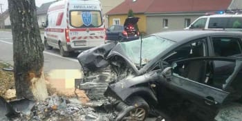 Mrazivá dopravní nehoda na Slovensku si vyžádala dva mrtvé. Řidič je ve vážném stavu