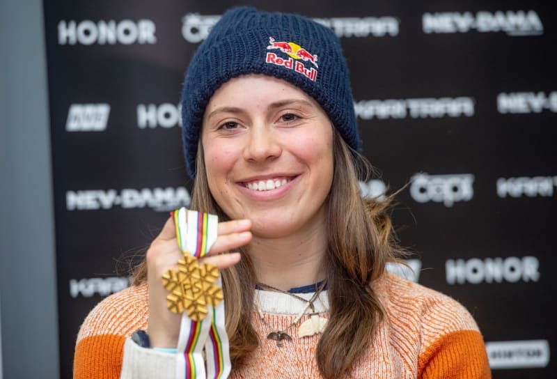 Snowboardistka Eva Samková na mistrovství světa vybojovala zlatou medaili (rok 2019).