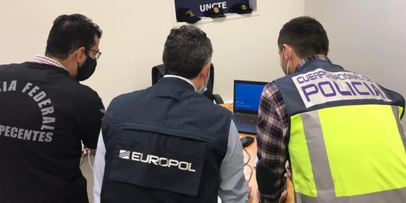Razie Europolu rozbila rozsáhlou síť pašeráků kokainu z Brazílie. Policistům na Twitteru děkoval i brazilský ministr pro komunikaci Fábio Faria. (foto:Twitter/Fábio Faria)