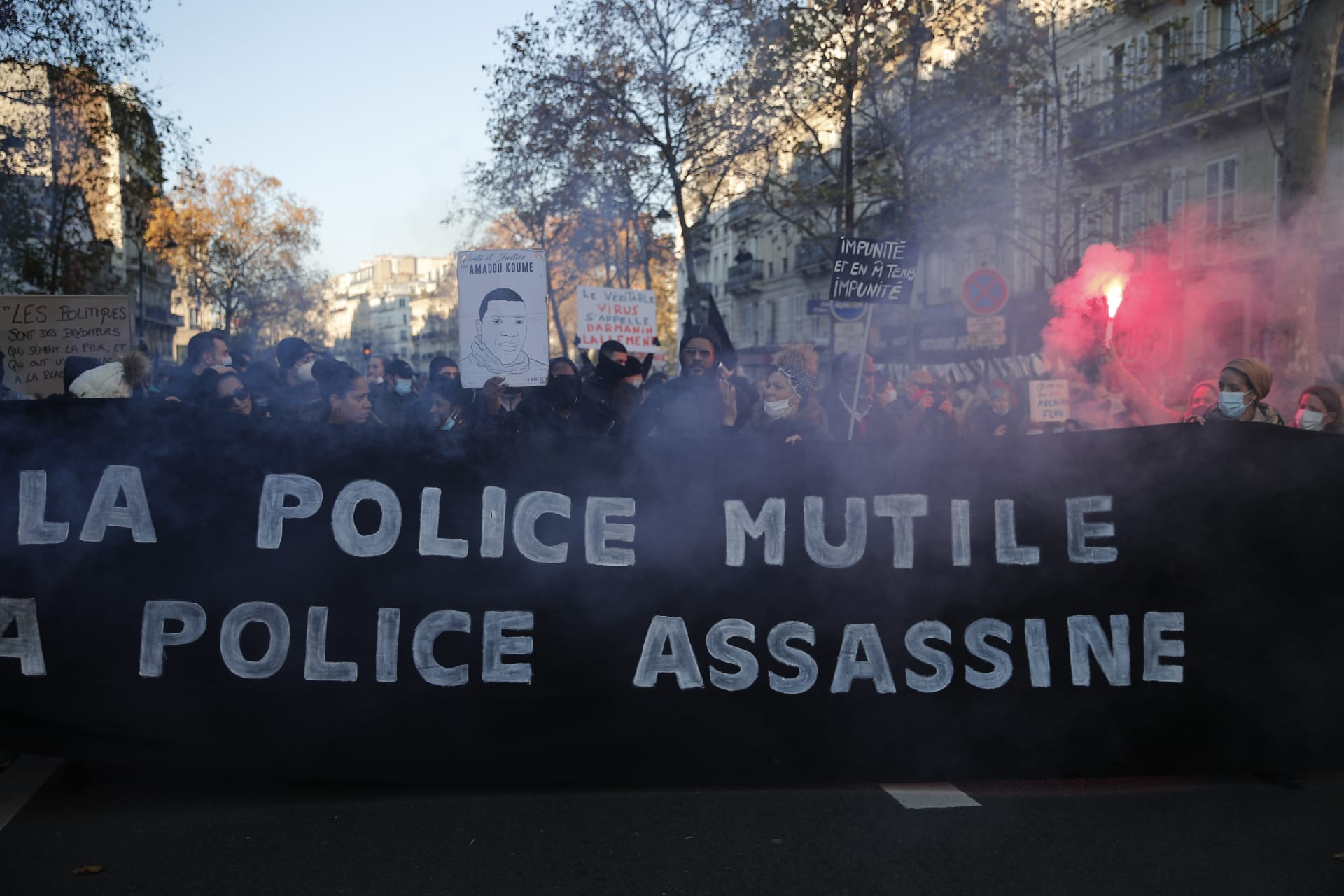 V sedmdesáti francouzských městech se dnes tisíce občanů vydaly na pochod na protest proti návrhu kontroverzního zákona o globální bezpečnosti. 