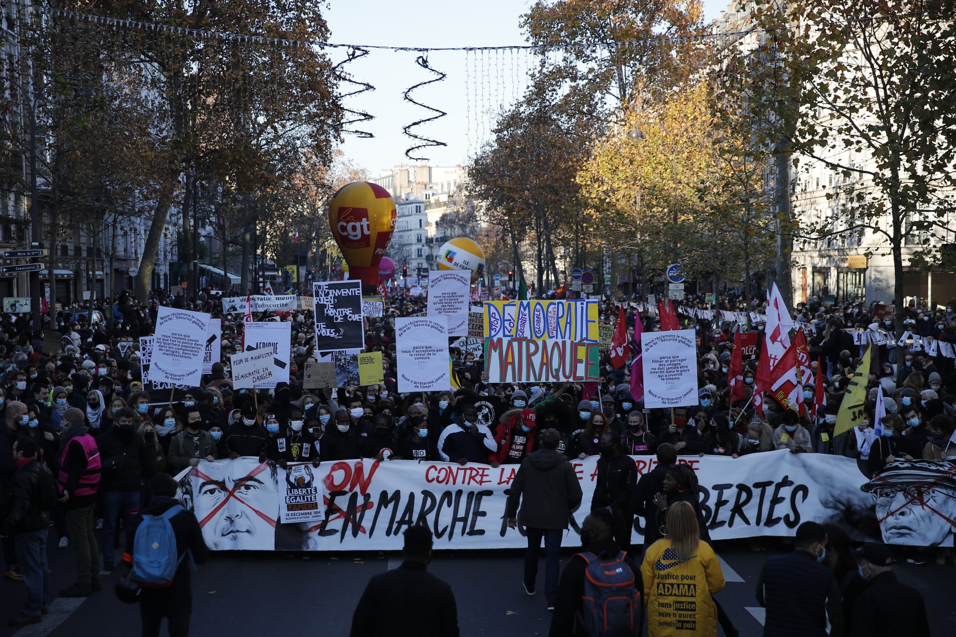 Demonstranti pochodují Paříží během protestu proti zákonu o bezpečnosti. 