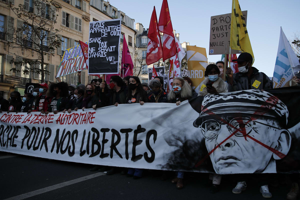 Pochod v Paříži začal ve 14:00, shromáždění se přitom konala již v dopoledních hodinách v Rennes, v Lille nebo v Montpellier.