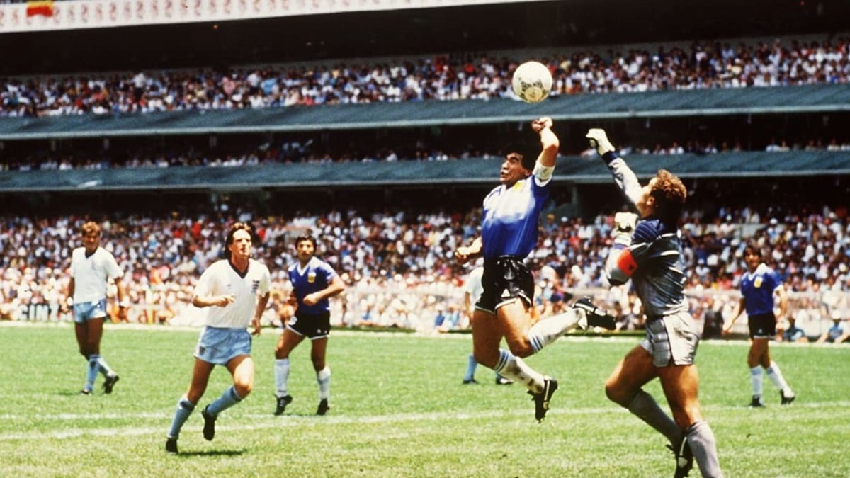Nejslavnější gól, který podle pravidel neměl být uznán –⁠ trefa rukou Diega Maradony z mistrovství světa 1986.