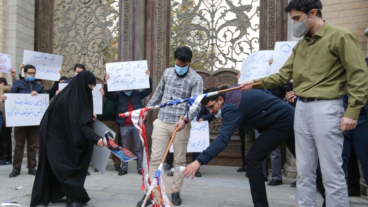 Demonstranti v Íránu zapalují vlajky Izraele a USA a podobizny Donalda Trumpa i Joea Bidena.