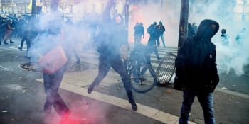 V 70 francouzských městech protestovaly tisíce lidí, jde o záběry tváří policistů