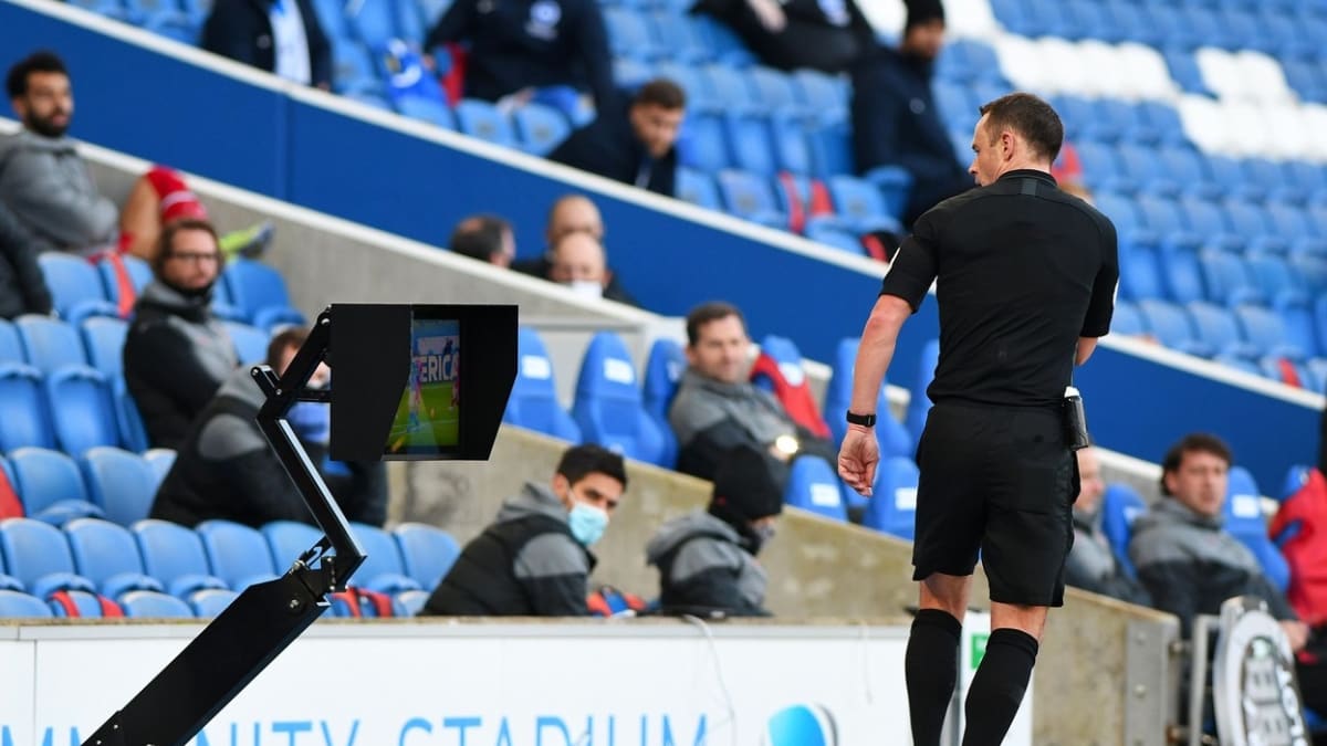 V duelu Brightonu s Liverpoolem se šel hlavní rozhodčí Stuart Attwell v 90. minutě podívat k obrazovce u hřiště a rozhodl o tom, že se proti brance Reds bude kopat penalta.