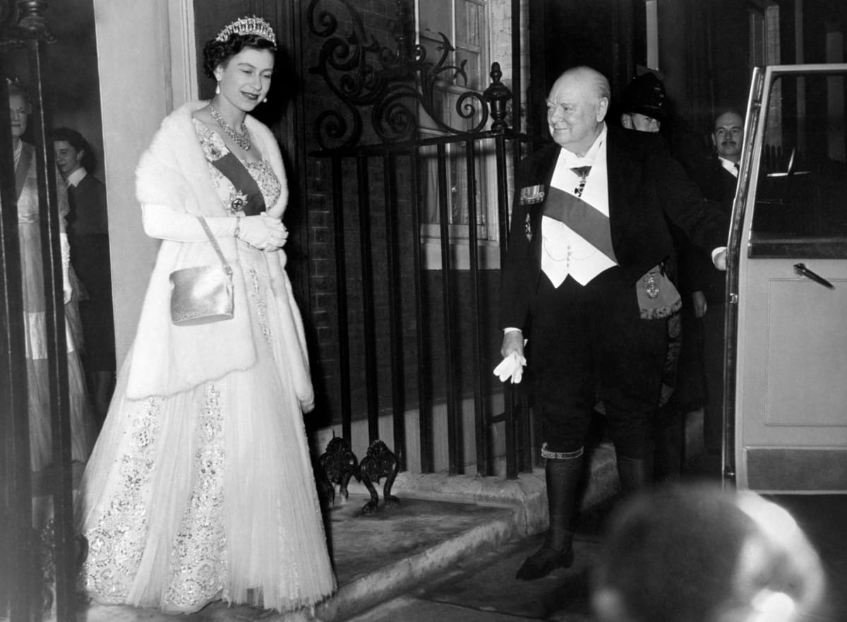 Královna Alžběta s někdejším britským premiérem Winstonem Churchillem.