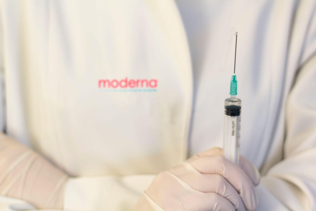 Společnost Moderna požádá o mimořádné schválení své vakcíny.