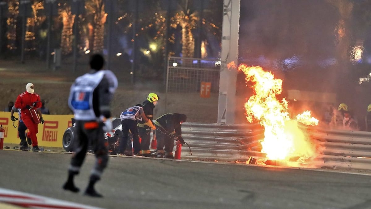 Děsivé obrázky nabídl závod formule 1 v Bahrajnu z konce loňského listopadu. Romain Grosjean přežil vlastní smrt.