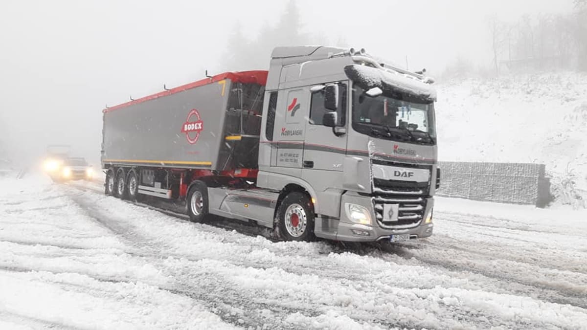 Vydatné sněžení komplikuje dopravu, na Tachovsku se srazily tři kamiony. (Ilustrační foto)